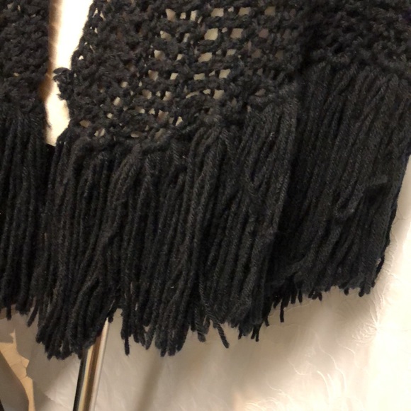 VINTAGE Crocheted Shawl - Picture 6 of 7